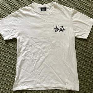  Stüssy t-shirt - Vit t-shirt från Stüssy i storlek S. Mycket bra skick inga skador eller defekter.