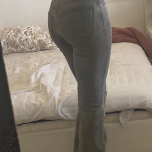 Bootcut jeans - Bootcut jeans midrise mycket bra skick, storlek 32 men passar även 34 
