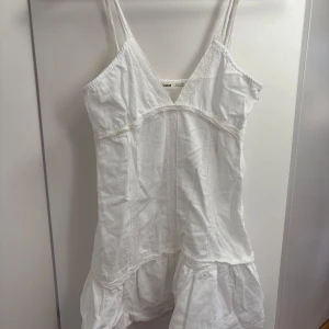 Vit kort klänning från Pull&Bear - Supersöt vit klänning från Pull&Bear i storlek S. Perfekt till sommaren💛