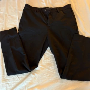 Svarta kostymbyxor från H&M - Svarta kostymbyxor från H&M i bra skick. Står 30 på lappen men sitter som S