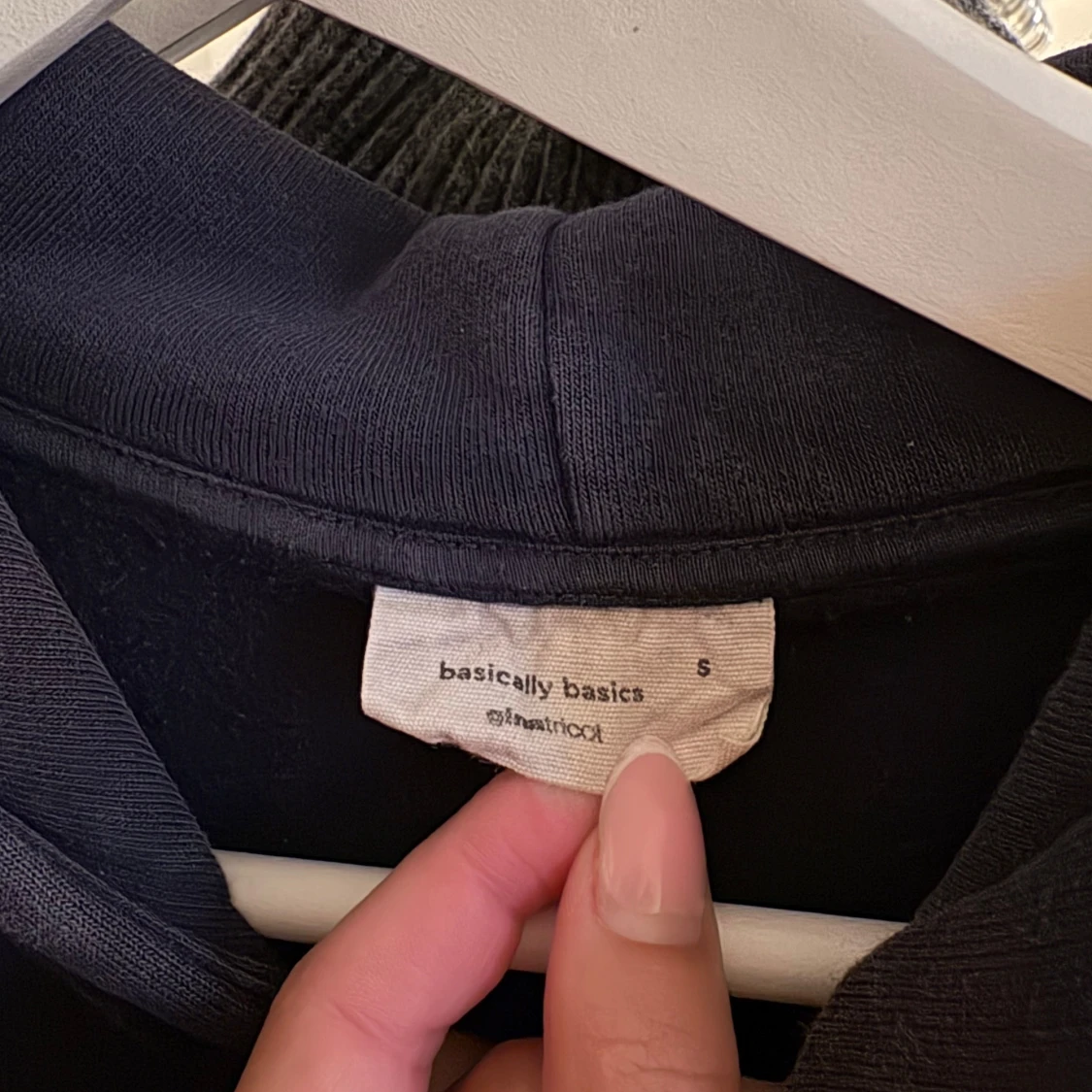 Mörkblå hoodie från Basically Basics - 2