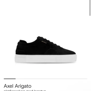 Svarta sneakers från Axel Arigato - Stilrena svarta sneakers från Axel Arigato i mocka med vit platt sula. Klassisk hög modell med snörning och diskret logga på sidan. Perfekta för dig som gillar minimalistisk och clean stil. Dessa är Axel Arigato Plattform för kvinnor. Hör av er vid frågor eller bilder. Storlek 38 och är ”true to size”. Nypris ligger på 2650kr skorna är lite slitna på insidan vid hälen