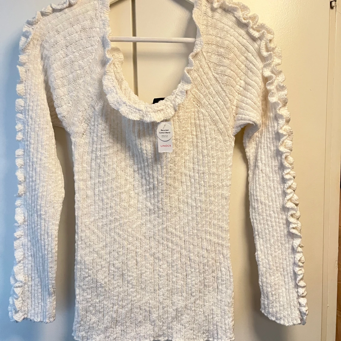 Vit stickad tröja med volang från Lindex - 1