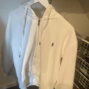 Ralph Laurent tröja  - Säljer denna Ralph Laurent zipen nu i storlek M passar ca 175. Pris kan diskuteras hör av er vid minsta fråga😁