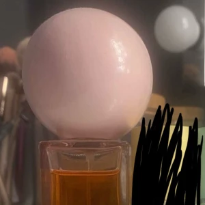 Parfymflaska med rosa klotkork - Nästintill oanvänd parfym från Caia.