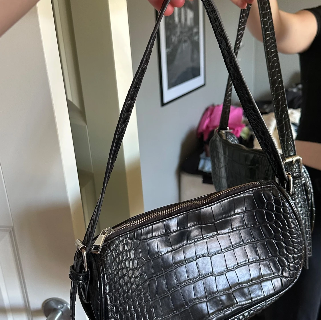 Svart axelväska i crocomönster - 1