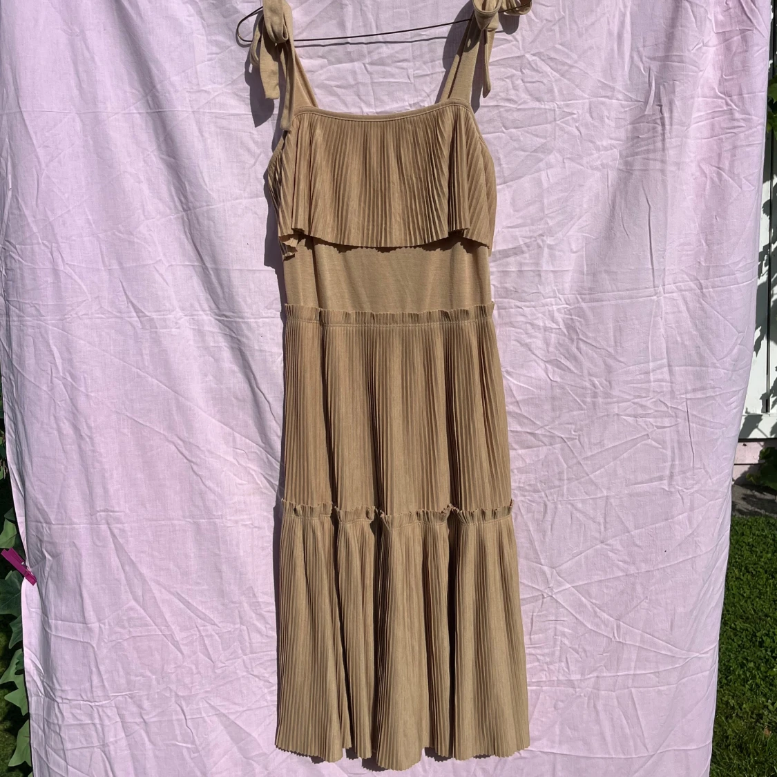 Beige plisserad långklänning H&M