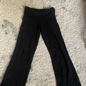 Knitted yoga pants  - Säljer ett par jättesköna knitted yoga pants från Gina Tricot. Aldrig använda, nypris 349kr🤍
