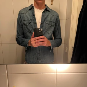 Jeansskjorta - Jeansskjorta från replay pga för liten | Skick: 9/10 | Storlek=S (jag är 183 och sitter litet) | Skriv vid intresse🤝🌟