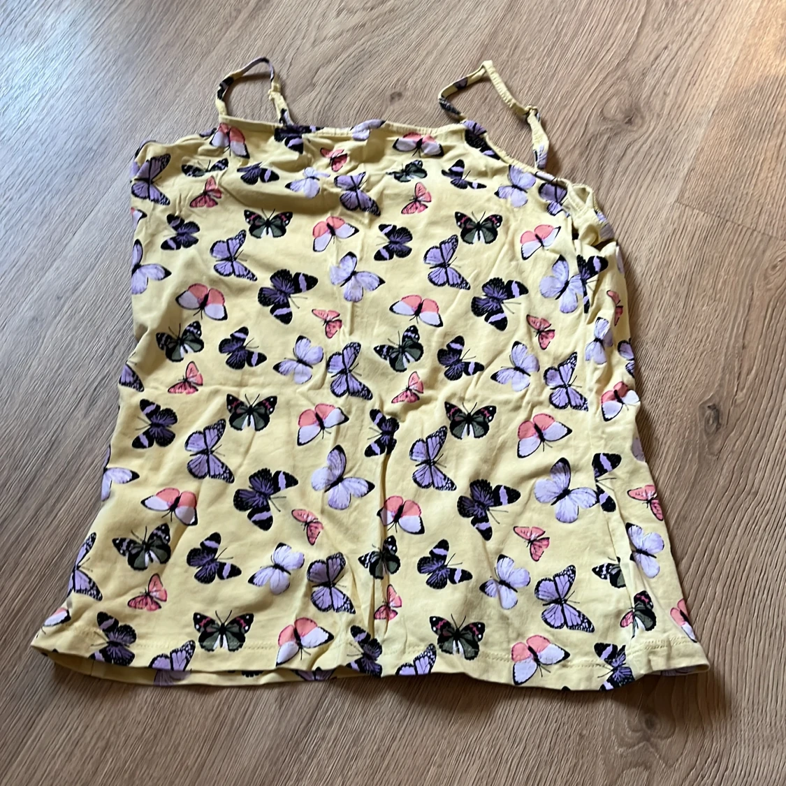 Gul linnetopp med fjärilsmönster