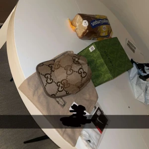 Beige GG Jumbo keps - En helt ny Beige Gucci jumbo keps kommer med Boxen,taggar och påse. Skriv vid intresse😀