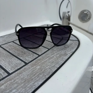 solglasögon - Helt nya Snygga solglasögon med samma modell som TOM FORD. Perfekt för soliga dagar eller för en snygg look:) kontakta vid fler bilder och frågor. Pris går att diskutera vid snabb affär🤝