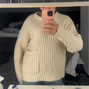 Stickad tröja med ficka - jätte fin stickad tröja med en liten ficka, Lite nopprig som man ser på sista bilden bätrre🫶🏼Står M/L men passar mig som har S i tröjor!