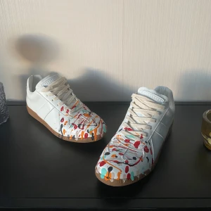 Maison Marigela Sneakers - Säljer ett par Maison Margiela i mycket gott skick i storlek 43. Box och dustbag ingår! Riktigt bekväma skor som passar till mycket!