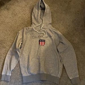 Grå hoodie från Gant - Storlek S