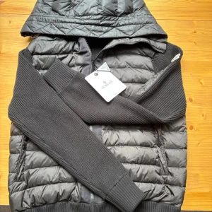 Svart Moncler cardigan  - Säljer en supersnygg moncler cardigan, helt oanvänd och helt ny, perfekt för kyligare dagar under hösten!! Skriv vid intresse!! Kan sänka priset vid en snabb affär!! 