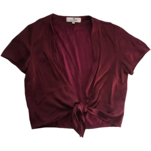 Vinröd knytblus/ bolero/ croptop  - Mörkröd knytblus jag sytt om, liknar den Rue hade i Euphoria
