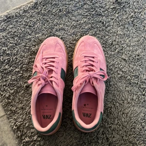 Rosa sneakers från Zara - Jättesnygga sneakers i bra skick! 