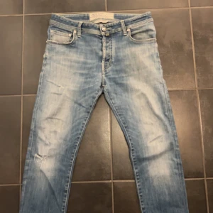 Jacob Cohën  - Snygga ljusblå jeans från Jacob Cohën med klassisk femficksdesign och slitna detaljer. Jeansen har en broderad J på myntfickan och ett grönt märke bak i midjan. De är raka i modellen och tillverkade i mjukt jeansmaterial 