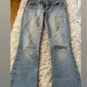 Snyggaste jeansen  - Snygga jeans tyvärr har dom ett hål därbak vilket dock är lätt att sy igen!! Släljer pga att dom är för små för mig💓 Måtten: Midjemått=36 innerbenslängd: 77 ytterbenslängd=101