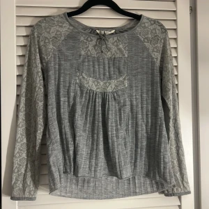Grå mönstrad blus från H&M  - Säljer en chill grå blus från H&M L.O.G.G. i storlek 146/152. (Tycker att den passar S) 