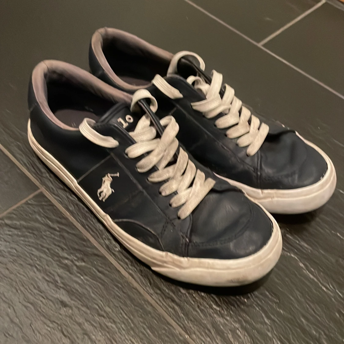 Mörkblå sneakers från Polo Ralph Lauren med Box