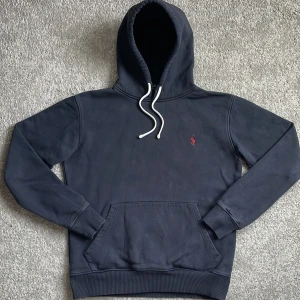 Ralph Lauren hoodie - Blå Ralph Lauren hoodie med vita snören