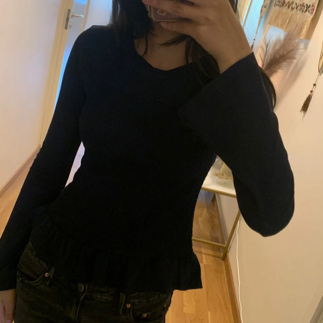 Mörkblå långärmad topp med volang - 1