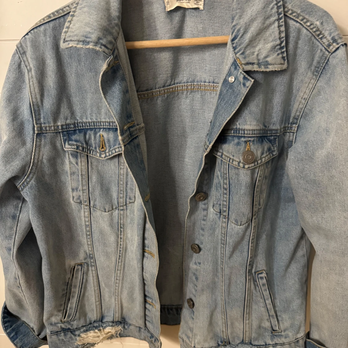 Ljusblå jeansjacka från Mango