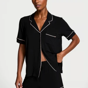 Svartrosa pyjamas set från Victoria's Secret - Svart mjukat set från Victoria's Secret med Rosa kant längs sidorna. Materialet är bomull och passformen är loose. Perfekta för chill hemma eller mysiga kvällar. Ny pris 750kr