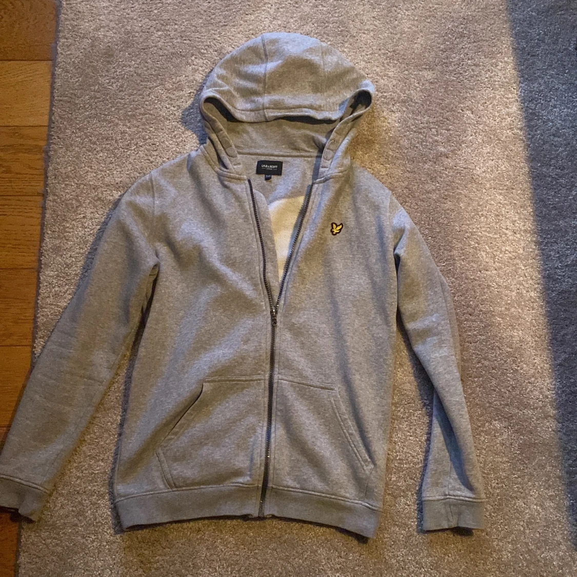Grå hoodie från Lyle & Scott Junior