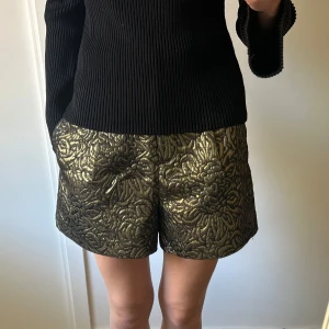 Zara shorts  - Super coola shorts ifrån Zara i storlek S. Endast använda ett fåtal gånger, därför i mycket bra skick. Säljer då de inte kommer till användning. 