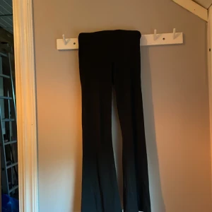 Svarta bootcut manchesterbyxor H&M - Svarta manchesterbyxor från H&M i storlek 152. Byxorna har bootcut-ben och är ribbade med mjukt material som ger en skön känsla. Perfekt för dig som gillar retrovibe och vill ha ett par byxor som sticker ut lite extra.