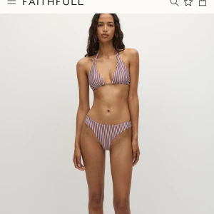Randig bikini - Supersnygg bikini från Faithfull med rödvita ränder. Triangeltopp med knyt i nacken och ryggen, samt matchande bikinitrosa med klassisk form. Den första bilden är inte exakt samma bikini jag säljer då den inte säljs längre💗 skriv för fler bilder och bris kan diskuteras💗