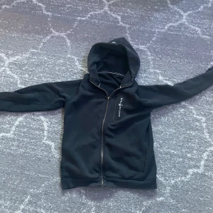 Sail racing tröja - En svart sail racing tröja. Passar dig som är 155-165. Som ni ser på bilden så har dragkedjan lossnat på bröstet. Skriv om ni är intresserade