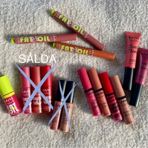 NYX läpp-produkter - SÅ. MÅNGA. NYX läpp-produkter… och två krämrogue. Pennor, gloss, lip-oils, lip creams - you name it, I got it. Införskaffade i en adventskalender, gillade tyvärr inte nyanserna. 40 kr/st eller plocka ihop ett kit med dina favoriter för ett kombipris. Skriv för ett bundle så fixar jag en ny annons med rätt pris och frakt. 