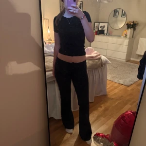 Kostymbyxor  - jättesnygga kostymbyxor från Lager157 i storlek XS, dom sitter perfekt på mig och är perfekt i längden på mig som är 160!🩷 De är använda några gånger och har endast en liten skavank nere vid benet som blivit då de varit lite långa, inget man märker av💕