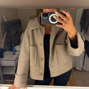 Beige overshirt med stora fickor - Beige kappa knappt andvänd storlek s