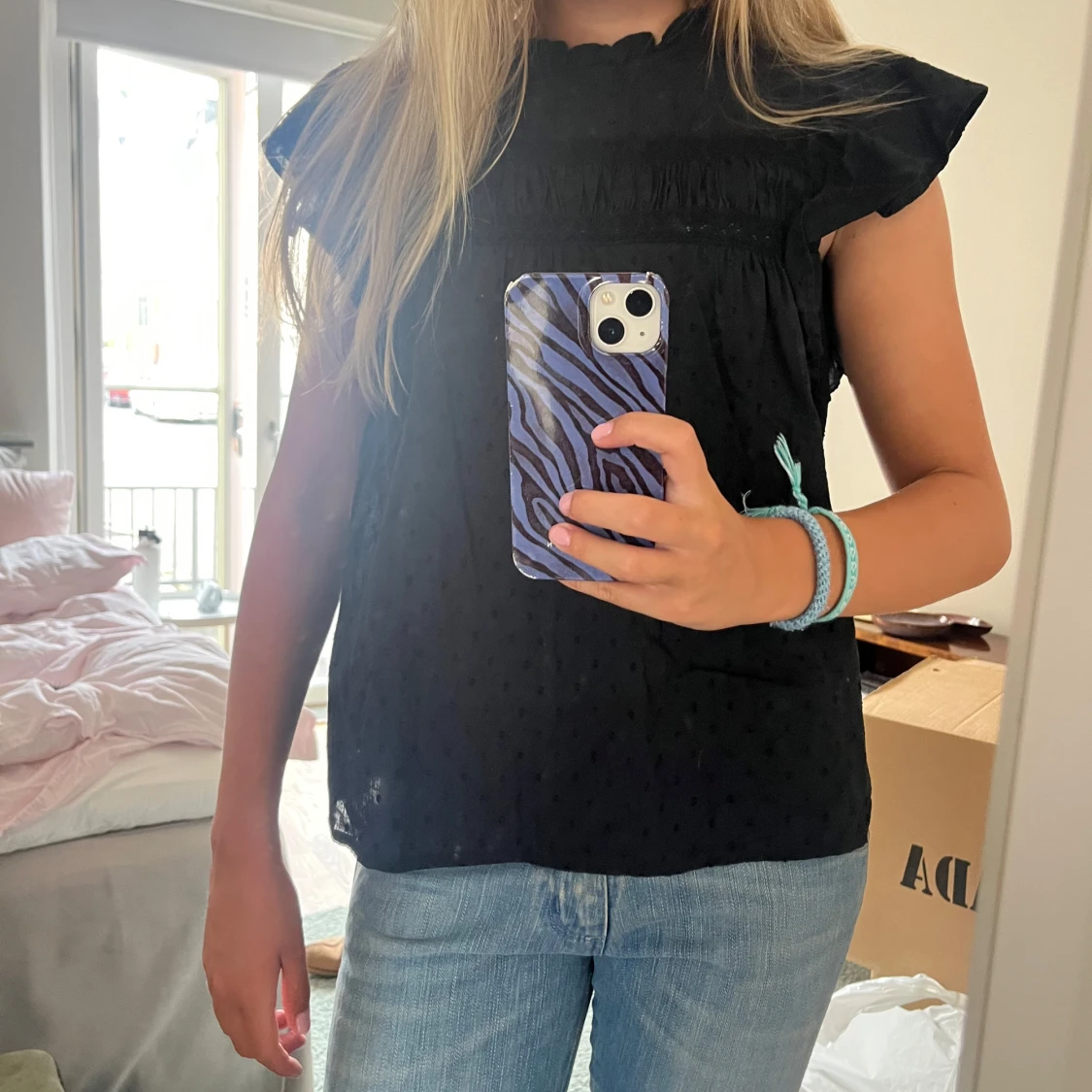 Svart blus med volangärmar - 1