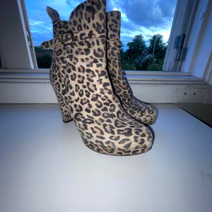 Klackskor - Nu säljer jag klackskor i olika storlekar och märken bla acne och vero cuoio. Alla är använda men lika fina för det. Det är lite plocka priser på alla så skriv vilket par du är intresserad av att köpa, så skickar jag bilder, detaljer och pris. Hör av dig vid intresse☺️