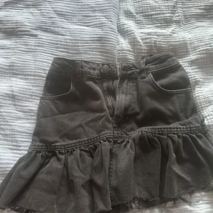 Svart jeanskjol med volang - Jättesnygg jeanskjol från subdued perfekt nu till hösten🥰 Midjemåttet högst upp är ca. 31cm. Min kamera är sönder det är därför det inte är så bra bilder