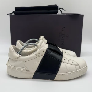 VALENTINO OPEN SNEAKERS - Valentino open sneakers - Skick: 8/10 synliga tecken på användning förekommer - Storlek 40 sitter som 41 - Tillbehör: 2X Dustbag - Nypris 7700kr - Hör av dig vid minsta fundering / Deluxecloset 