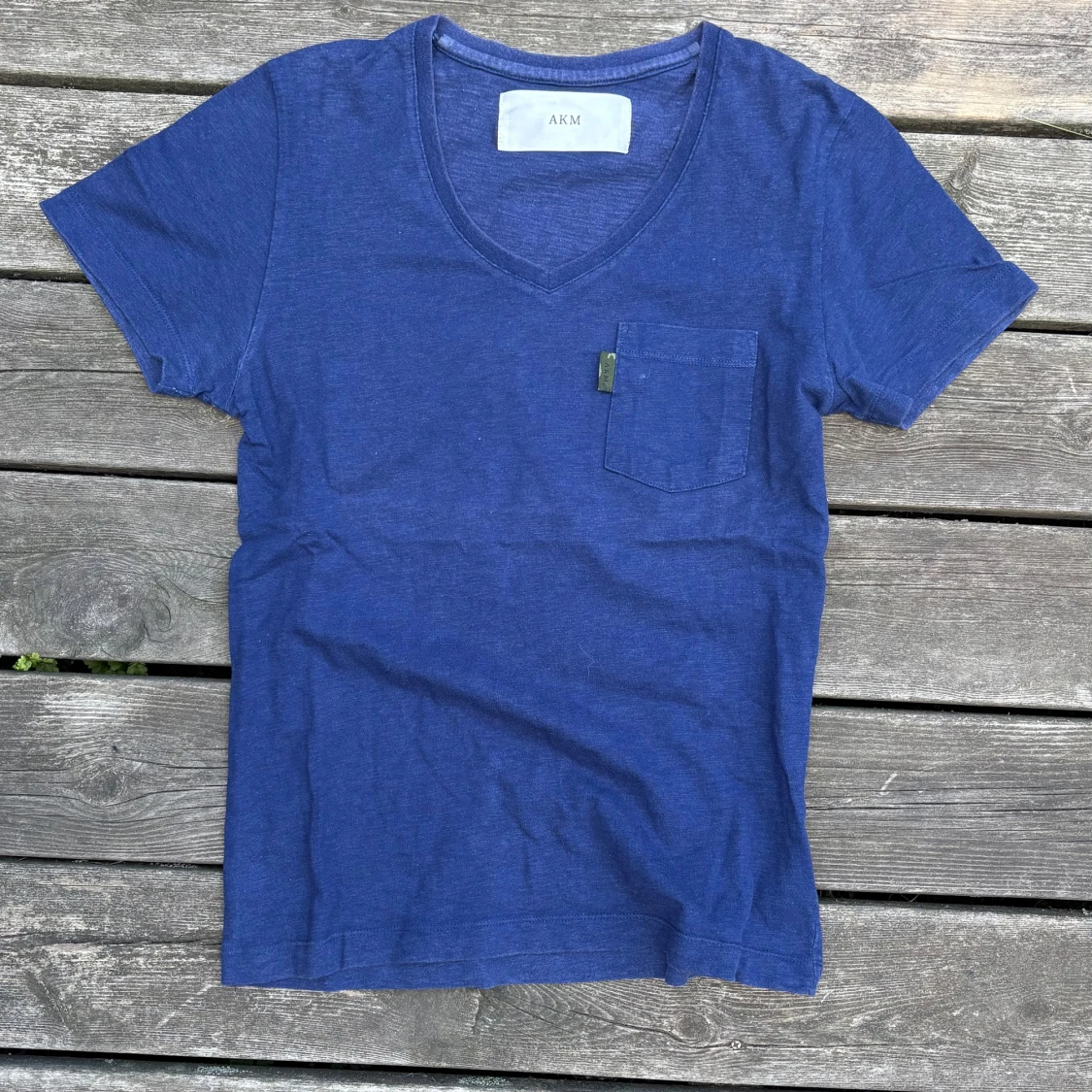 Blå t-shirt med v-ringning från AKM - 1