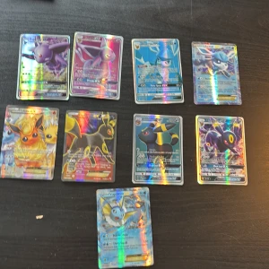 Pokémon GX/EX Eeveelution Collection - Samling av holografiska Pokémon GX/EX-kort med populära Eeveelutions som Espeon, Glaceon, Flareon, Vaporeon och Umbreon. Perfekt för unga samlare och fans av Pokémon som vill ha coola och glänsande kort till sin samling. Kan köpa tex bara tre om man vill.