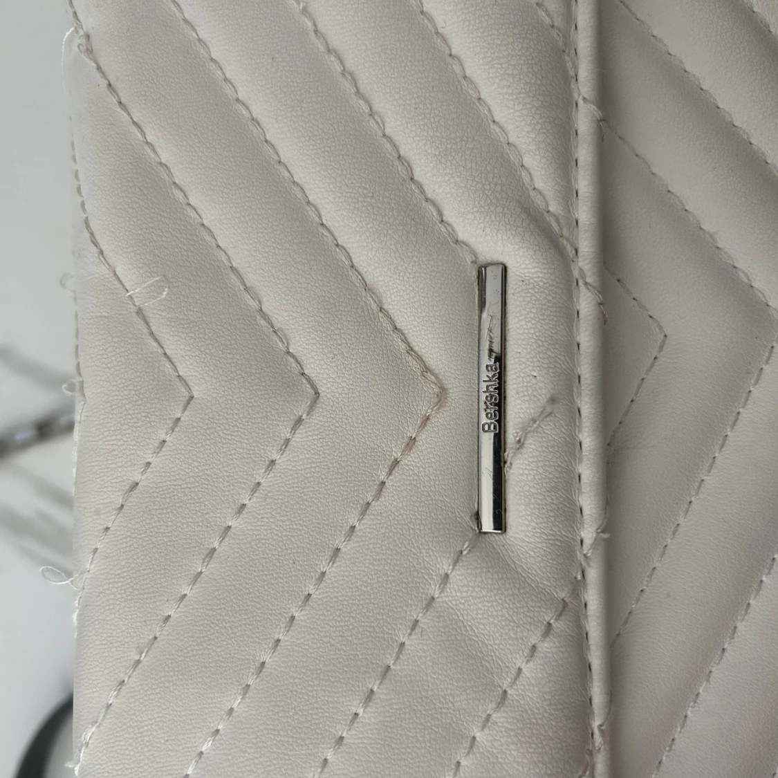 Vit quiltad axelväska från Bershka - 2