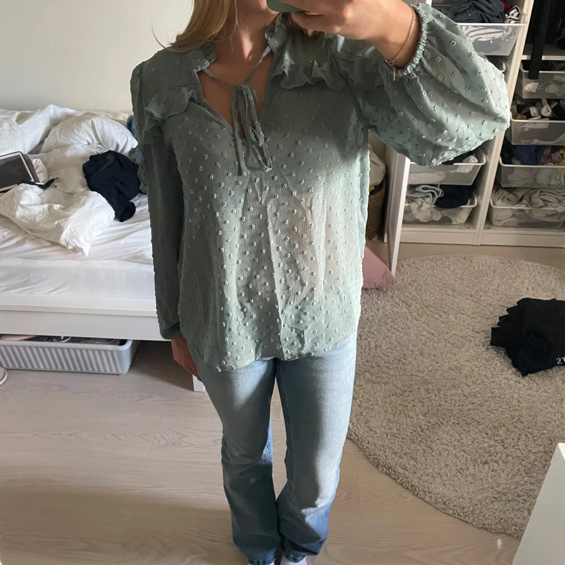 Grön blus med volanger - 1