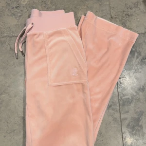 Juicy Couture byxor - Bra skick, materialet är lika mjukt som när dom köptes. Storlek xxs, har även ett annat par ute till salu i storlek xs i färgen string💗