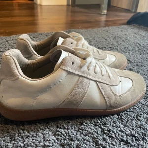 Maison margielas  - Säljer nu mina maison margielas pga de är för små. Bra skick. Skick 7,5-10 pris 2199. Pris kan diskuteras hör av er vid minsta fråga😁