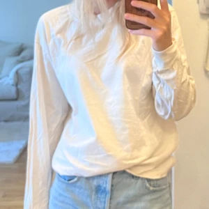 Beige långärmad tröja - En enkel och stilren beige långärmad tröja från Asos design. Tröjan har rund halsringning och är oversized i modellen. Tröjan är i storlek 32 och är i fint skick