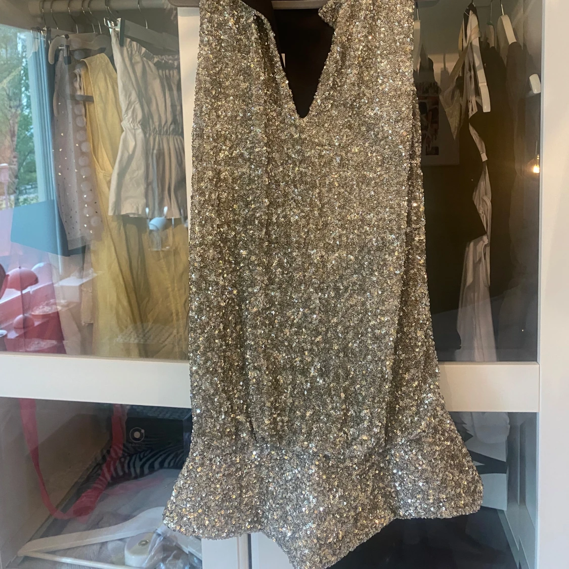 Intressekoll paljett klänning med turban  - 2